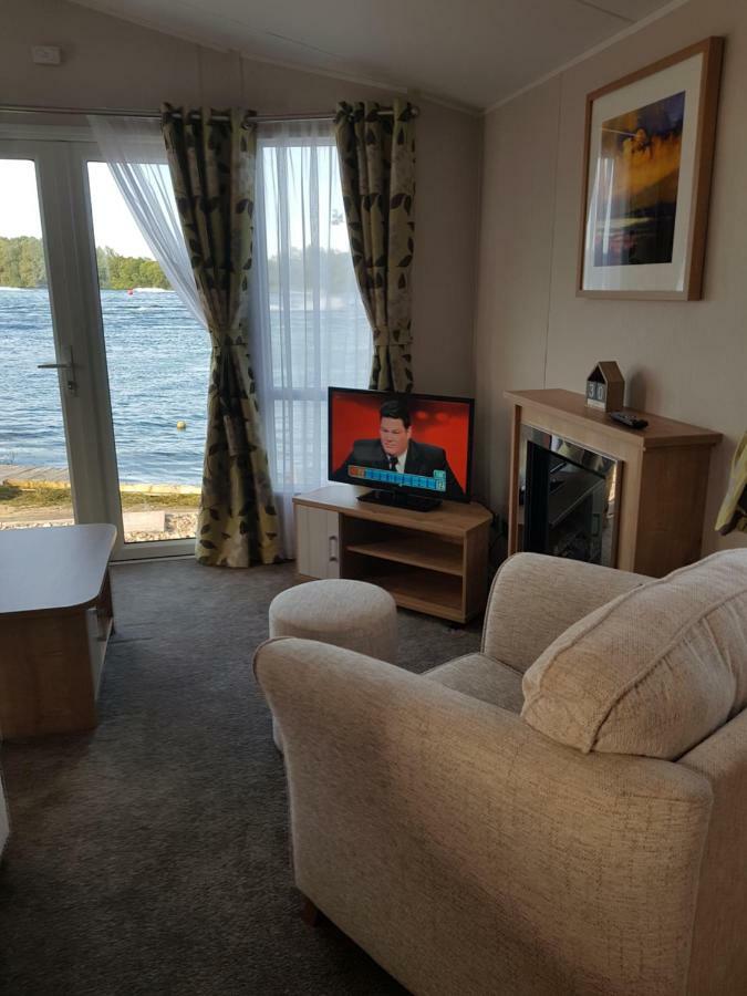 Dees Hot Tub Breaks At Tattershall Lakes Jet Ski 4 Dış mekan fotoğraf