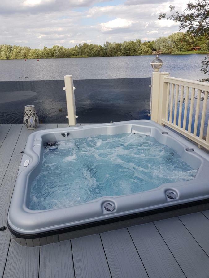 Dees Hot Tub Breaks At Tattershall Lakes Jet Ski 4 Dış mekan fotoğraf